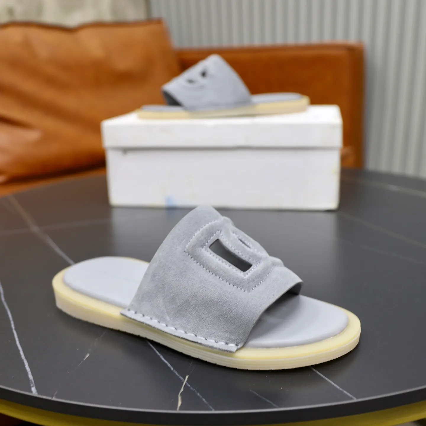 Ex-factory price: 340💰🙅‍♂️🙅‍♂️🙅‍♂️ Brand: DG Standard code: 38-44 (45 customized) Grade: Same as the official website Material: Original leather design Original lightweight wear-resistant molded outsole Style category: Men's fashion sandals Distinguished luxury brand elements Top luxury Color: Actual picture color